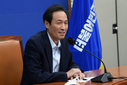 코로나19 확진 후 자택 격리를 마친 더불어민주당 우상호 비상대책위원장이 11일 국회에서 기자간담회를 하고 있다. 국회사진기자단=연합뉴스.